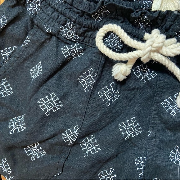 Roxy Women’s Linen Viscose Shorts Size L Black Drawstring Waist Beach Surf Sand - Picture 2 of 12